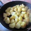 Đặt chảo lên bếp, cho bơ vào. Khi bơ vừa chảy hết thì cho khoai tây đã hấp vào. Xóc nhanh tay chứ không đảo khoai kẻo nát.