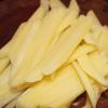 Khoai tây gọt vỏ, cắt thành dài, mỏng. Sau đó, ngâm khoai tây với tô nước có pha 1 muỗng cà phê muối để khoai tây không bị thâm.