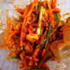 Cho sốt kim chi Hàn Quốc vào trộn đều với củ cải, cà rốt, hành lá và hành boa-rô. Tiếp theo cho cải thảo vào trộn chung cho thấm. Để 1 ngày ở nhiệt độ phòng là dùng được.