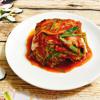 Kimchi có thể nói là một món ăn tiêu biểu đặc sắc của Hàn Quốc có mặt trong hầu hết các bữa ăn của người Hàn. Nếu khó tìm được kim chi ngoài thịt trường thì bạn có thể thử muối kimchi cải thảo ngay tại nhà để dùng dần nhé!