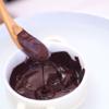 Trộn đều kitkat với chocolate rồi đem chung cách thủy cho nóng chảy.