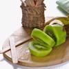 Gọt vỏ trái kiwi rồi cắt thành từng lát vừa ăn. Sau đó dùng que gỗ xiên qua. Đặt những que kiwi vào tủ lạnh khoảng 20-30 phút để kiwi lạnh và cứng lại nhưng không đông đá.