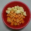Cà rốt và khoai tây rửa sạch, gọt vỏ cắt miếng vừa ăn. Nấm đông cô ngâm nở.