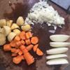 Khoai tây, cà rốt gọt vỏ, cắt khúc. Hành tây bóc vỏ, cắt mỏng.