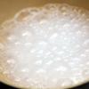 Cách làm bánh tiêu đơn giản: Hòa tan 50g đường vào 1/2 chén nước ấm. Khi đường tan hết thì cho 5g men nở vào và khuấy đều cho đến khi men nổi lên trên mặt nước như gạch cua là được.