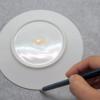 Vẽ một vòng tròn trên giấy nến rồi lật mặt có phần chì vẽ xuống dưới.