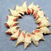 Phần bột còn dư có thể dùng khuôn cắt bánh cắt hình hoa lá, ngôi sao tùy thích để tráng trí lên các cuộn bánh xúc xích.