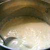 Cho sữa đậu lên bếp rồi đun với lửa nhỏ. Trong quá trình nấu, nhớ khuấy nhẹ sữa liên tục vì đậu nành rất dễ cháy ở đáy nồi. Khi thấy đậu nành sôi nhẹ thì vớt bỏ bọt, tắt bếp.