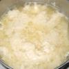  Sau khi lươc lấy sữa đậu thì hòa tan 4 thìa canh giấm với 1 thìa cà phê muối vào nồi đậu nành và khuấy đều để đậu nành kết tủa lại.