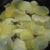 Làm nóng dầu ăn trong chảo, cho khoai tây vào, chiên vàng giòn.
