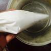 Cho khối bột làm sợi bánh canh bột gạo vào túi nilon (túi bóp kem), cắt bỏ 1 lỗ nhỏ bằng đầu đũa ở 1 đầu túi.