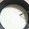 Đổ sữa tươi, đường trắng vào nồi cùng với 300ml nước lọc, khuấy đều và bật bếp đun lửa nhỏ cho tới khi sữa ấm lên tầm 50 độ C thì tắt bếp.