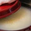 Gạo và đỗ ngâm khoảng 1 tiếng rồi vo đãi sạch, để ráo nước cho vào chảo rang hơi vàng để nấu cháo sẽ thơm hơn. Nếu không có thời gian có thể bỏ qua bước này. Cho gạo vào nồi ninh nhừ hoặc ninh bằng nồi áp suất cho nhanh.