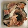 Cho 10ml dầu điều vào chảo làm nóng, phi tỏi ớt có mùi thơm rồi cho thêm cá hồi vào xào sơ để khử mùi thịt cá.