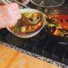 Khi ăn, đun nóng súp trên lửa cao. Chia mì thành từng bát. Chan nước súp lên trên, cho hải sản nấu chín, rau, thịt lên mặt. Dùng nóng rất ngon nha.
