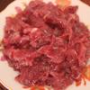 Thịt bò cắt miếng thật mỏng, ướp với 1 muỗng canh hạt nêm và dầu ăn. Thịt heo băm nhỏ.