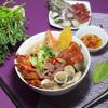 Khi ăn lẩu Thái hải sản thì cho đậu bắp, rau muống và rau nhút vào nồi lẩu. Cuối cùng là cho bún vào tô và múc nước lẩu Thái hải sản chan lên là có thể ăn được.