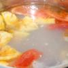 Đun nóng dầu ăn trong chảo, phi thơm tỏi băm nhỏ, ớt băm và hành tím băm. Sau đó cho tôm, nước me, cà chua, khế, thơm vào 3 lít nước dùng, nấu sôi.