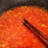 Làm nóng dầu ăn trong nồi, cho cà chua vào, xào khoảng 5 phút đến khi cà chua mềm, sánh lại.