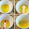 Đập trứng ra tô, thêm vào tương ớt, 1 muỗng cà phê muối, dùng phới đánh trứng cầm tay đánh đều. Sau đó, đổ thịt gà vào trong tô trứng, ướp khoảng 5 phút.
