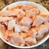 Thịt gà phi lê rửa sạch, để ráo, cắt miếng vừa ăn. Hành lá rửa sạch, cắt khúc ngắn.