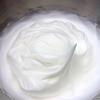 Đánh bông lòng trắng trứng, khi bắt đầu lên bột trắng thì dừng tay, thêm đường trắng vào.
