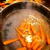 Nấu nước cho xíu muối, nước sôi cho cà rốt baby vào khoảng 2 phút cho tiếp măng tây vào nước vừa sôi vớt cả 2 ra ngâm vào nước lạnh (cho rau được giòn). Băm nhỏ tỏi làm tỏi phi.