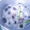 Nước sôi vớt bọt cho nước dùng thật trong. Nêm gói gia vị Udon và hạt nêm vào nồi nước. Thả bí xanh vào tiếp tục đun sôi, đến khi thấy bí trong là được.