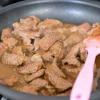 Trộn đều tương ớt Hàn Quốc, giấm, hắc xì dầu (hoặc nước tương), gừng băm, tỏi băm trong 1 cái tô. Thịt bò rửa sạch, thái mỏng, ướp với 1/4 lượng sốt vừa pha trong 10 phút, trộn đều cho ngấm. Bắc chảo lên bếp, xào thịt bò cho chín tái 80% rồi cho ra đĩa để riêng. Mì luộc hơi chín rồi vớt ra để ráo.