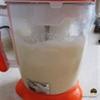 Ngâm đậu trong nước khoảng 8 tiếng cho mềm và nở rồi đãi sạch vỏ. Sau đó, xay nhuyễn với nước, lọc bỏ bã và đun sôi phần nước, nêm vào 1/2 muối, 1/2 muỗng đường để làm thành sữa đậu nành.