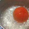 Đặt cà chua đã được chia đều phần vỏ vào nồi nước là luộc. Khi nước sôi bạn lật mặt của cà chua đun thêm 1 - 2 phút, như vậy và chua sẽ dễ dàng lột vỏ, mọng nước. Khi làm sốt cà bạn sẽ không cần phải thêm nước vào sốt.
