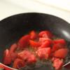 Chuẩn bị một chảo nóng với ít dầu, cho cà chua vào xào sơ. Chuẩn bị một nồi nước sôi khác để trụng chín mì.