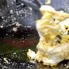 Làm cua biển rang: Đun nóng chỗ bơ còn lại trong chảo, cho tỏi vào xào thơm. Thêm tiêu đen, nước luộc gà, xào nhẹ, sau đó bỏ cua vào xào, đảo đều. 
