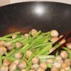 Lại đun nóng 1 muỗng canh dầu, xào tiếp nấm rơm và cải ngọt, nêm 1 muỗng canh dầu hào. Xào nấm và cọng cải trước, sau đó cho lá cải vào.