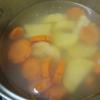 Cho cà rốt vào nồi nước trước, tiếp đó là khoai tây, bông cải xanh rồi su su. Nước thật sôi thì cho viên tôm thịt vào, cho hạt nêm để tăng hương vị.