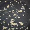 Rửa sạch nấm linh chi nâu, cắt bỏ gốc nấm rồi để ráo nước. Chuẩn bị 1 cái chảo, cho ít dầu ăn vào phi thơm tỏi. Khi tỏi đã thơm thì cho nấm vào xào chín.