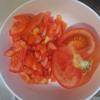 Cà chua rửa sạch cắt hạt lựu, nấm rửa sạch, cắt miếng vừa ăn.