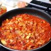 Cho vài thìa sốt cà chua vào rim cùng cho các nguyên liệu thấm gia vị. Bạn cho mì vào trộn chung rồi tắt bếp.