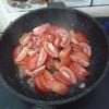 Phi thơm hành tím băm với 2 muỗng canh dầu ăn trong chảo, cho cà chua vào, đảo đều 3 phút.