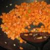 Cà rốt gọt vỏ, rửa sạch rồi cắt nhỏ. Phi thơm 1 muỗng canh tỏi băm còn lại với 1 muỗng canh dầu ăn, cho cà rốt vào xào khoảng 1 phút.
