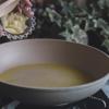 Cho dầu olive và tỏi vào chảo, nấu ở lửa nhỏ 2 - 3 phút, cho hương vị của tỏi được lan tỏa, hòa vào dầu oliu. Nếu tỏi cắt mỏng thỉ sẽ nhanh bị vàng dẫn đến cháy. Sau đó cho ớt khô vào, đảo sơ cho ớt ra mùi. Cho tiếp mì vào đảo đều cho mì bám sốt.