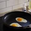 Thoa ít dầu ăn đủ láng chảo chống dính, đập 2 quả trứng cho vào chảo chiên chín ốp la nhé!