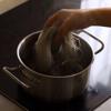Đun nóng 1 muỗng canh dầu ăn trong chảo, cho cà rốt vào 1/8 muỗng cà phê muối vào đảo đều ít phút cho dịu thì tắt bếp. Đun sôi nồi nước, luộc miến khoảng 2 phút rồi ngâm vào nước lạnh cho nguội, vớt ra để ráo nước.