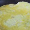 Đập trứng ra tô, đánh tan, đun nóng 30ml dầu ăn trong chảo to rồi đổ trứng vào chảo chiên thật mỏng rồi đem thái sợi.