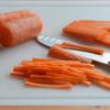 Gọt vỏ cà rốt, rửa sạch cà rốt và dưa chuột (dưa leo) rồi cắt thành miếng vừa ăn. Trộn muối vào phần cà rốt, sau đó vắt thật ráo để cà rốt được giòn.