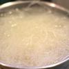 Miến ngâm trong nước lạnh mềm, cắt ngắn, để ráo nước. 