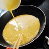 Đun nóng 1 muỗng canh dầu ở chảo, chiên trứng chín, đợi trứng nguội cắt sợi nhỏ giống các loại rau củ.