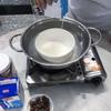 Dùng phương pháp nấu cách thủy đun 50ml sữa tươi, chờ sữa nóng cho 20g bột ca cao vào khuấy tan. Cách thủy khoảng 5 phút nữa.