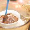 Nấu chảy chocolate, bơ, 100g Nestlé MILO với 1 ít nước thành hỗn hợp sốt chocolate đen.