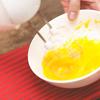 Tách riêng lòng đỏ và lòng trắng trứng gà. Đánh tan lòng đỏ trứng đến khi sánh lại và chuyển sang màu vàng nhạt.